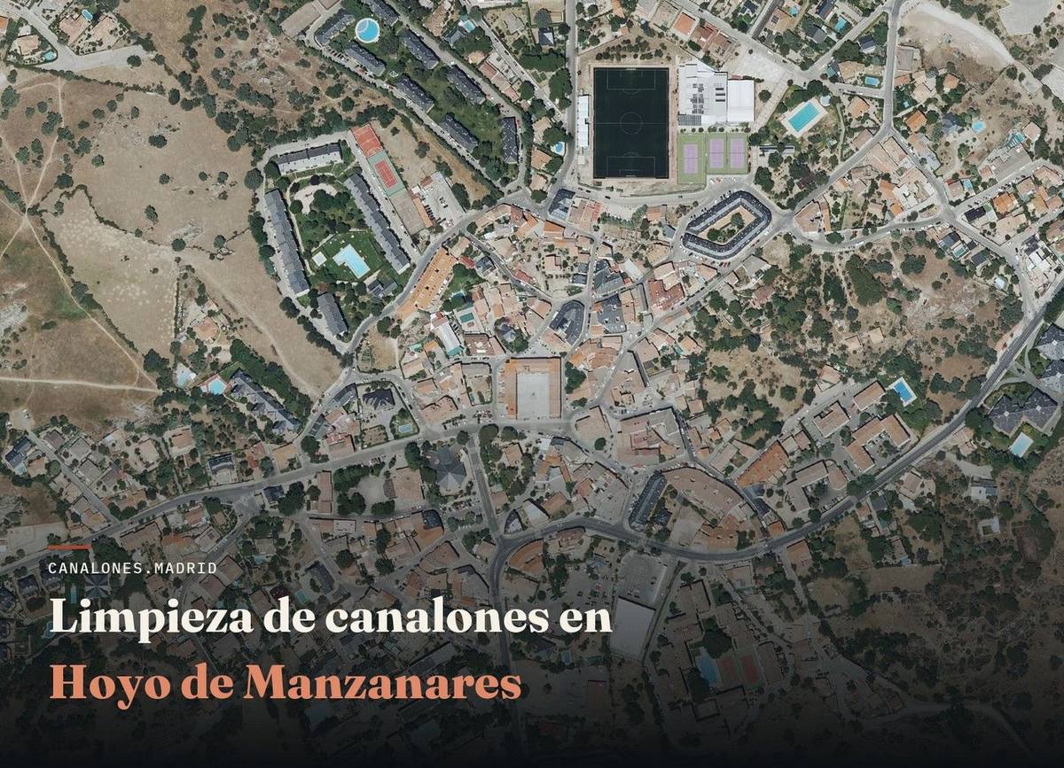 Limpieza de canalones en Hoyo de Manzanares | canalones.madrid Vista aérea de Hoyo de Manzanares, zona de servicio de canalones.madrid para la limpieza y el mantenimiento de canalones, en una zona de pinar donde las hojas y acículas obstruyen fácilmente los canalones.
